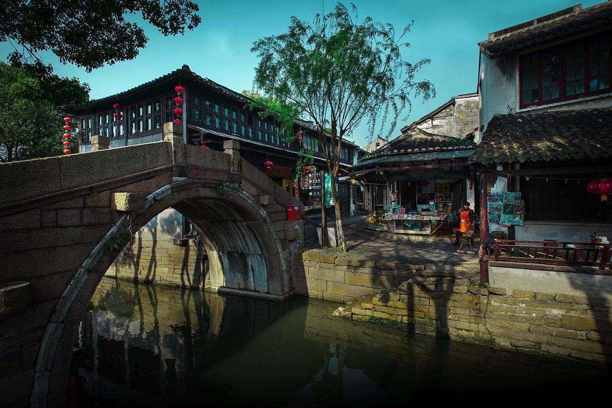 李宇春到底什么背景？平时不露面，一到大型晚会就是压轴